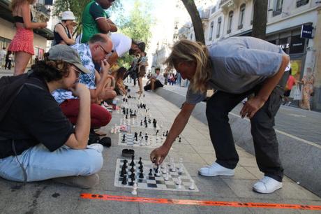 Sans-abri, Laurent fait un tour de France pour défier les passants aux échecs