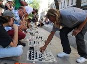 Sans-abri, Laurent fait tour France pour défier passants échecs