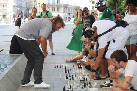 Sans-abri, Laurent fait un tour de France pour défier les passants aux échecs