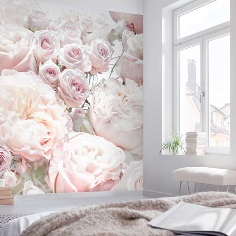 chambre parentale lumineuse papier peint floral rose blanc banquette pied laiton