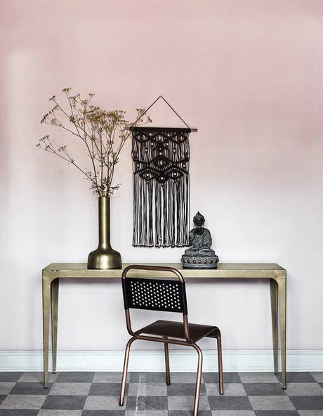 Le papier peint s’invite dans la chambre parentale tie and dye rose salon table chaise métal - blog déco - clem around the corner