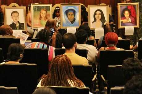 Des portraits de familles de victimes d’homicide sont exposés à l’hôtel de ville