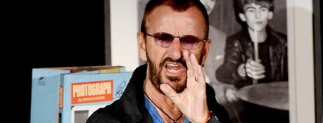 Ringo Starr vole la vedette avec son look totalement éclaté! Ringo Starr vole la vedette avec son look totalement éclaté!