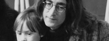 Julian Lennon parle de ” tomber amoureux ” de son père dans de nouvelles séquences des Beatles. Julian Lennon parle de ” tomber amoureux ” de son père dans de nouvelles séquences des Beatles.