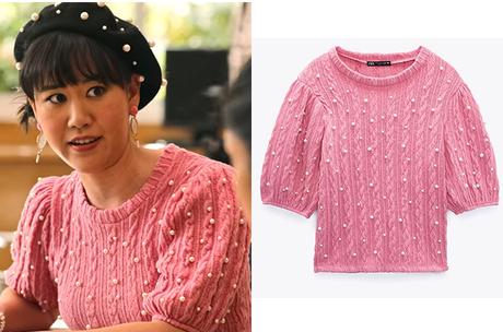 NEVER HAVE I EVER : Eleanor’s pink soft t-shirt with faux pearls, earrings and beret in S3E01