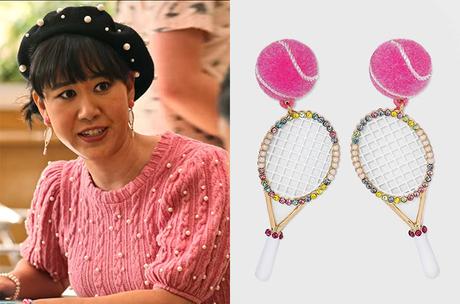 NEVER HAVE I EVER : Eleanor’s pink soft t-shirt with faux pearls, earrings and beret in S3E01