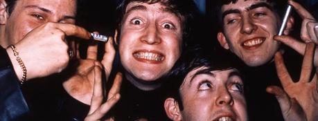 John Lennon a versé une pinte sur la tête d'une femme au mariage du frère de George Harrison, mais personne n'a réagi