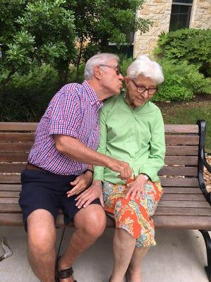 Max et Gene Alice Sherman vivent toujours à Austin.