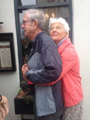Gene Alice Sherman fait un câlin à son mari Max lors de vacances en famille en 2014 à Isle of Palms, en Caroline du Sud.