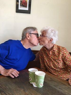 Même après un diagnostic de maladie d'Alzheimer en 2002, Max et Gene Alice Sherman entretiennent une relation amoureuse, comme le montre cette photo datant d'environ 2017.