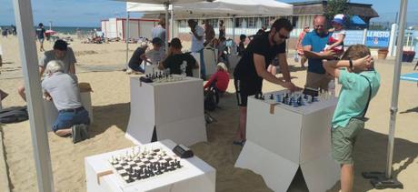 Jouer aux échecs sur la plage, c’est possible