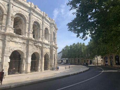 Carte postale de Nîmes et soupir de vacances