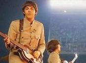 Regardez images extraordinaires premier concert Beatles dans stade.