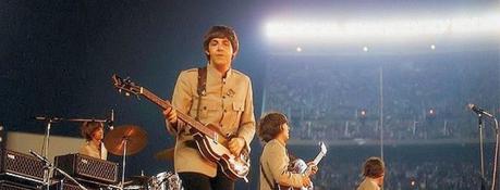 Regardez les images extraordinaires du premier concert des Beatles dans un stade.