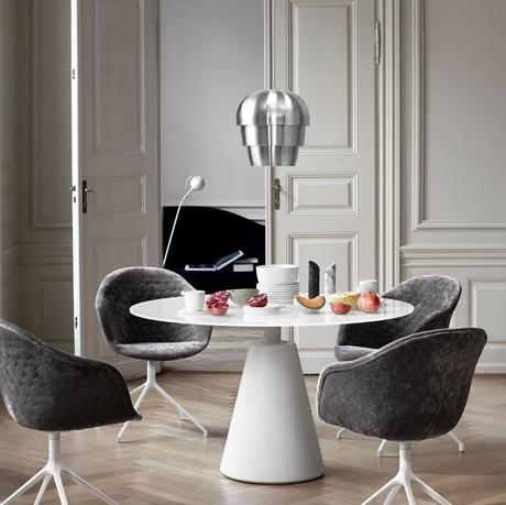 salle à manger table ronde blanche chaise grise parquet bois