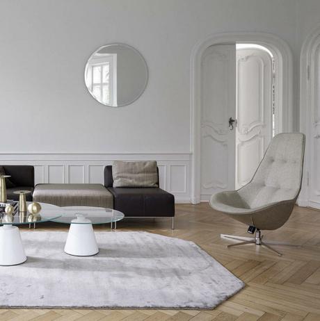 salon blanc fauteuil pivotant gris clair tissu parquet bois chevron