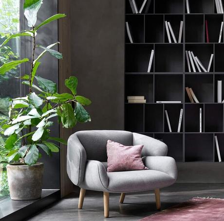 salon coin lecture étagère noire tapis rose fauteuil rond gris