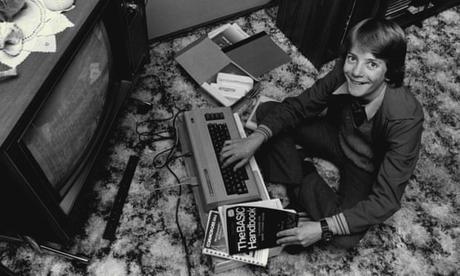 Le Commodore 64 à 40 ans : retour vers le futur du jeu vidéo | Jeux Jaddua McAdam, 13 ans, chez lui à Sydney, Australie, programme son Commodore 64, le 7 octobre 1983