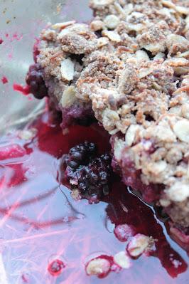 Crumble aux poires et aux mûres sauvages vegan