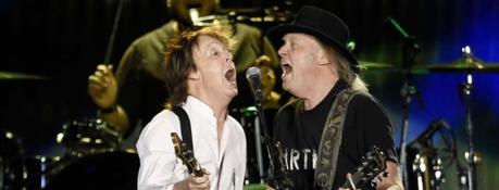 Revivez le moment où Paul McCartney a rejoint Neil Young pour reprendre les Beatles.