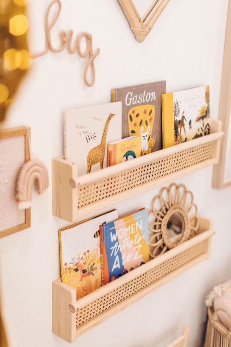 Comment créer un coin jeux dans un petit salon ? étagère bois imitation cannage livre enfant décoration champêtre lumineuse