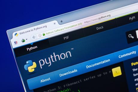 Ryazan, Russie - 29 avril 2018 : Page d'accueil du site Web Python sur l'affichage du PC, URL - Python.org