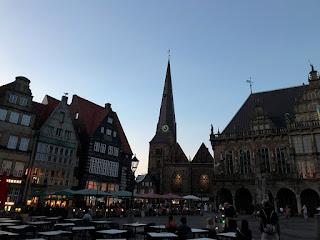 Extérieur. Bremen (Brême). Soir/nuit. Extérieur. Bremen (Brême). Soir/nuit.