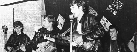 Les Beatles étaient si pauvres à leurs débuts qu'ils avaient besoin de leurs petites amies pour tenir leurs microphones sur des manches à balai