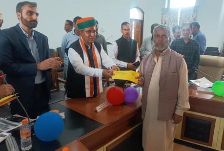 Affaires parlementaires et culture de l'Union MoS lors d'une visite à Anantnag.