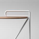 CROSSBOW : table au plateau suspendu par Deniz Aktay CROSSBOW : table au plateau suspendu par Deniz Aktay