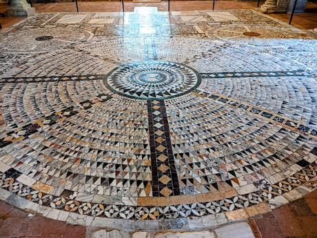 Abbaye romane de Pomposa en Romagne — Reportage photographique —  30 photos