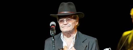 Pourquoi Micky Dolenz des Monkees ressemblait à Ronald McDonald lorsqu’il regardait les Beatles faire “Sgt. Pepper”.