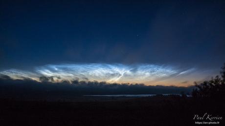 nuage noctulescent éclairant le lac de Brennilis durant la nuit dans les Monts d'Arrée