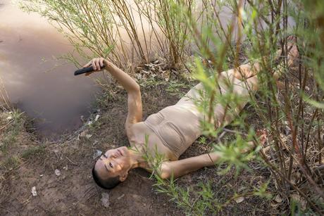 L’exposition juxtapose l’autoportrait à la photographie de portrait