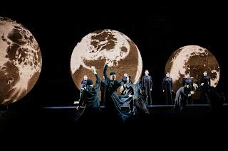 Le moine noir de et mis en mise en scène par Kirill Serebrennikov dans la Cour d’Honneur du Palais des Papes (Avignon 2022)