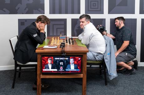 Magnus Carlsen donne une leçon à Ian Nepomniachtchi