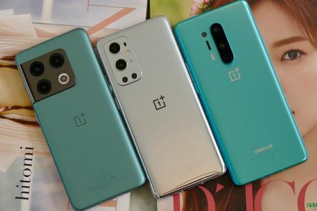 Le OnePlus 10T est le bon téléphone OnePlus au mauvais moment OnePlus 10 Pro, OnePlus 9 Pro et OnePlus 8 Pro vus de dos.