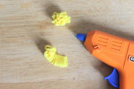 Tuto fleurs en feutrine : personnalisez vos stylos pour la rentrée mimosa en laine jaune décoratif - clem around the corner