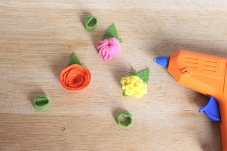 Tuto fleurs en feutrine : personnalisez vos stylos pour la rentrée tuto fleurs en feutrine rose dahlia mimosa