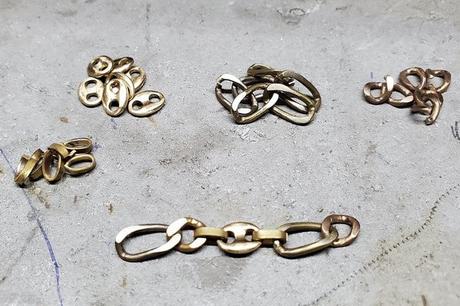Assemblage des maillons du bracelet or pour homme fabriqué sur-mesure