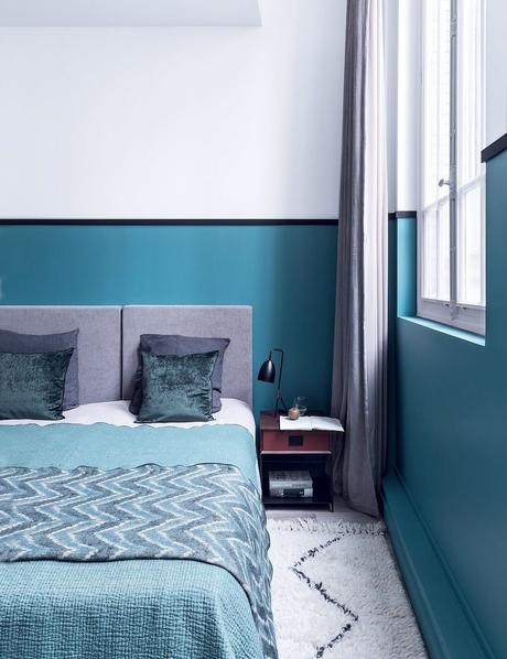 chambre deco scandinave bleu clair tapis berbère mur bicolor