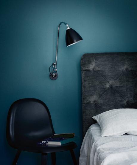 chambre bleu lit double chaise noire suspension murale métallique