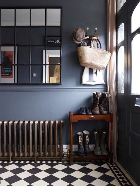 porte d'entrée mur bleu sol carrelage carreaux noir et blanc meuble bois