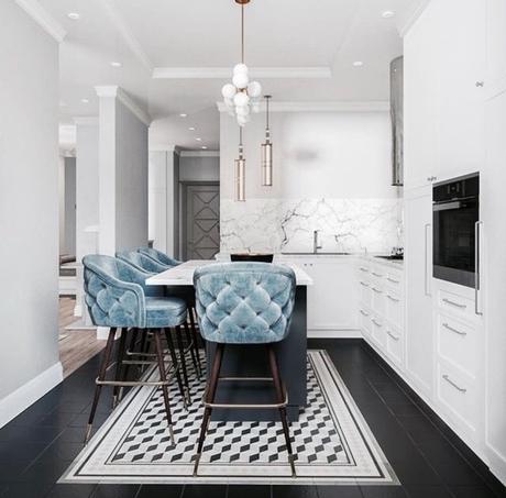 cuisine ouverte marbre blanc chaise haute bleu velours sol géométrique