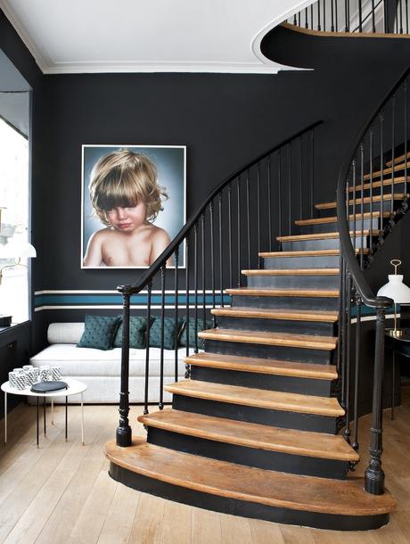 salon élégant retro moderne escalier bois noir banquette blanche
