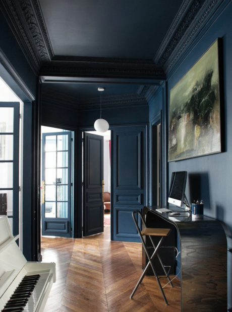 couloir mur moulures bleues parquet chevron bois bureau noir design contemporain