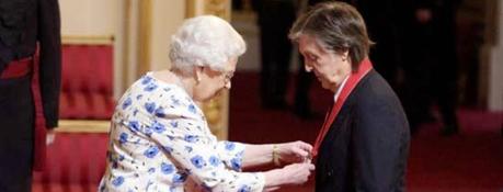 Paul McCartney se souvient de la reine Elizabeth II qui l'a fait chevalier et a essayé de plaisanter avec elle.