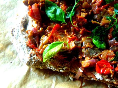 Focaccia à l'aubergine avec ragoût de tomates et aubergines