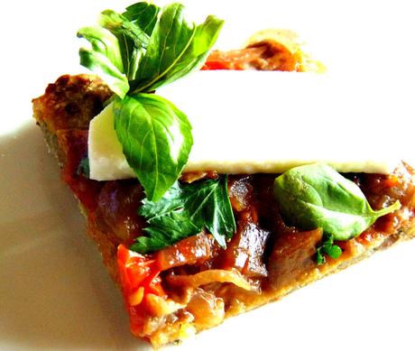 Focaccia à l'aubergine avec ragoût de tomates et aubergines