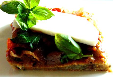 Focaccia à l'aubergine avec ragoût de tomates et aubergines